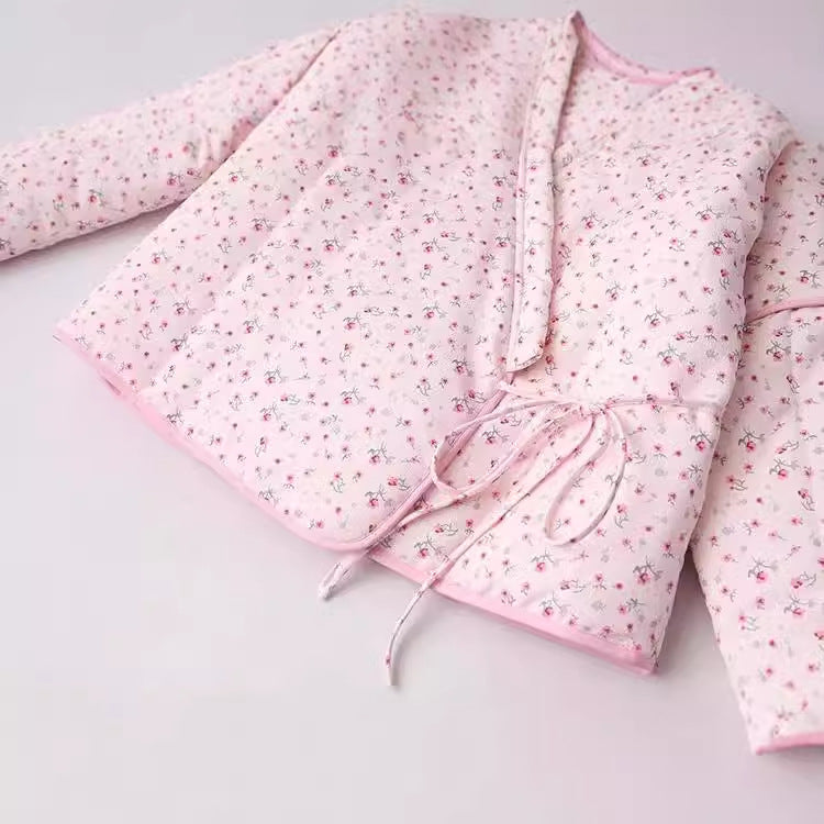 Damen leichte Wickeljacke im Kimono‑Stil mit zartem Blumenmuster und Taillenband – Célinea
