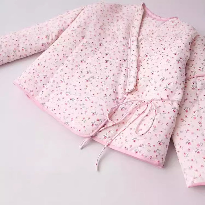 Damen leichte Wickeljacke im Kimono‑Stil mit zartem Blumenmuster und Taillenband – Célinea