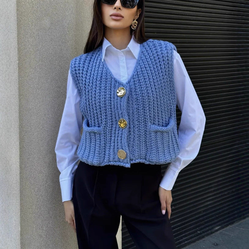 Damen Grobgestrickte Cropped Weste mit V-Ausschnitt und goldenen Zierknöpfen – Veloura