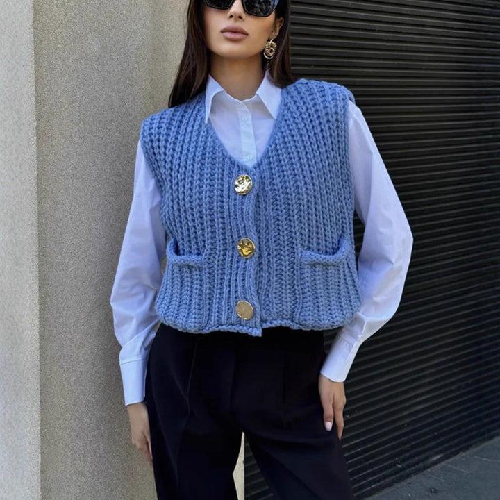 Damen Grobgestrickte Cropped Weste mit V-Ausschnitt und goldenen Zierknöpfen – Veloura