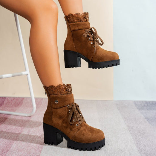 Damen nan Schnürstiefelette mit grober Profilsohle, mittelhohem Blockabsatz und Spitzenkragen Echo Archiv