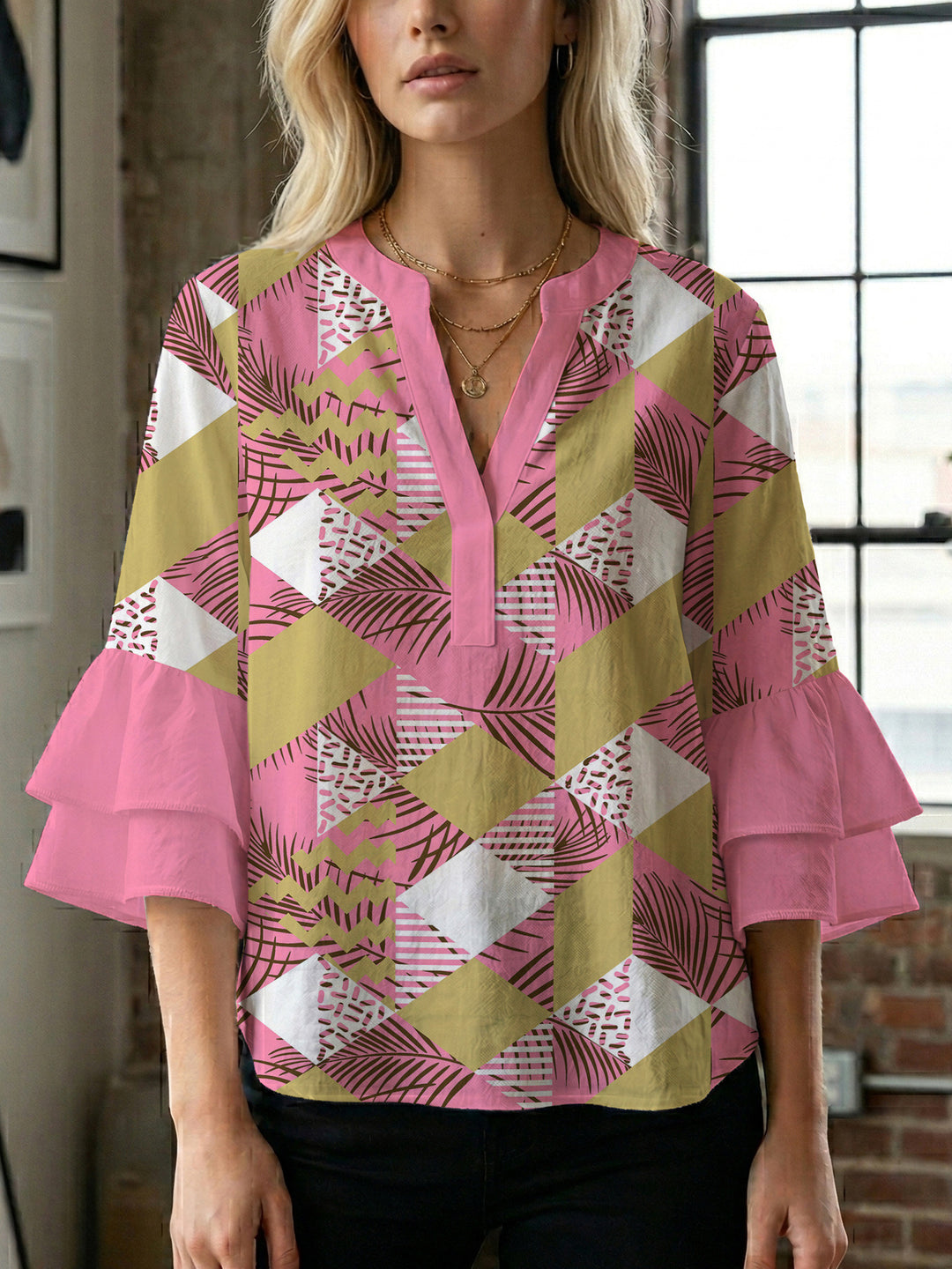 Damen Bluse mit voluminösen Flügelärmel und intensivem Blattmuster Echo Archiv