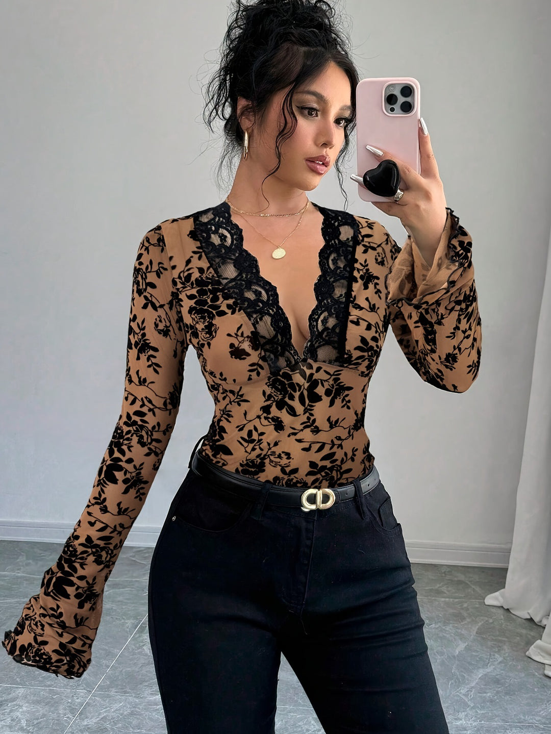 Damen nan eng anliegende transparente Mesh-Spitzenbluse mit tiefem V-Ausschnitt und floraler Veloursstruktur Echo Archiv