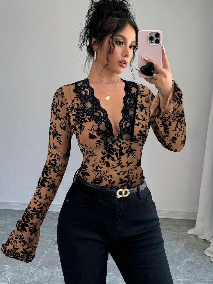 Damen nan eng anliegende transparente Mesh-Spitzenbluse mit tiefem V-Ausschnitt und floraler Veloursstruktur Echo Archiv