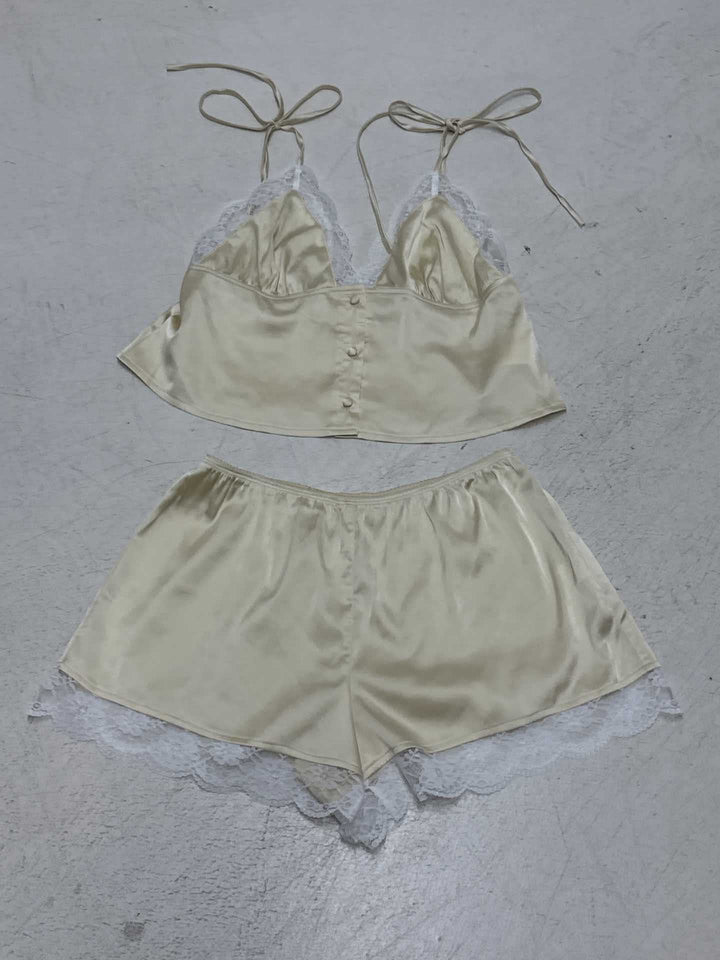 Damen Schlafanzug Set mit zarten Blumenmuster und feinen Rüschendetails Echo Archiv