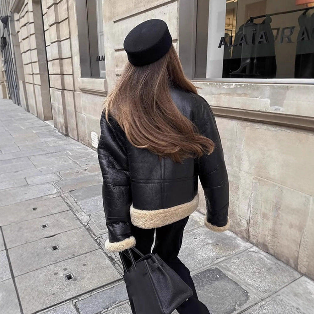 Damen Kurzjacke im Aviator‑Stil mit Teddy‑Innenfutter und doppelreihiger Druckknopffront Echoarchiv