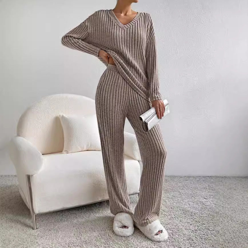Damen Eleganter und bequemer Strickanzug Echo Archiv