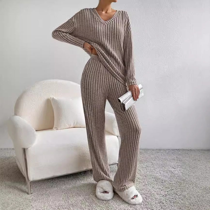 Damen Eleganter und bequemer Strickanzug Echo Archiv