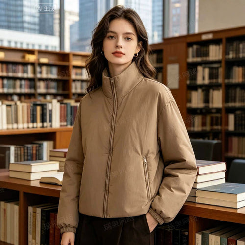 Damen Kurze Boxy‑Steppjacke mit hohem Stehkragen, Reißverschlusstaschen und elastischen Bündchen Echoarchiv