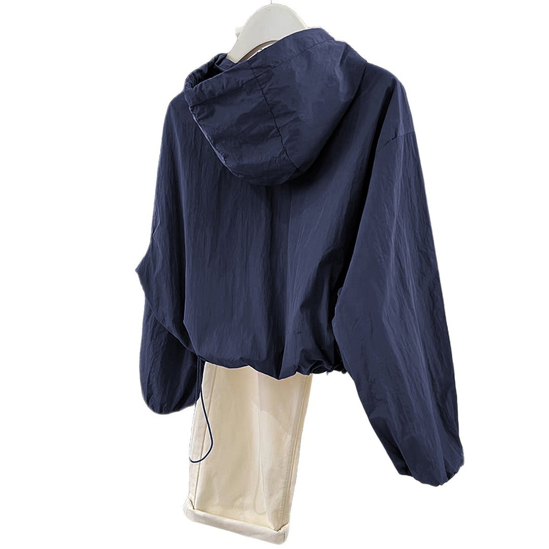 Damen leichtgewichtige Kapuzen-Übergangsjacke mit Tunnelzugbündchen und Ballonärmeln – Célinea