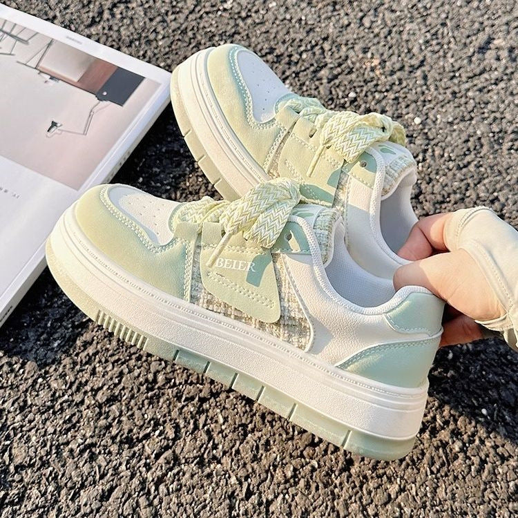 Damen Freizeit-Sneaker mit zweilagiger Wedgesohle, Tweedpaneel und geflochtenen Schnürsenkeln – Névara