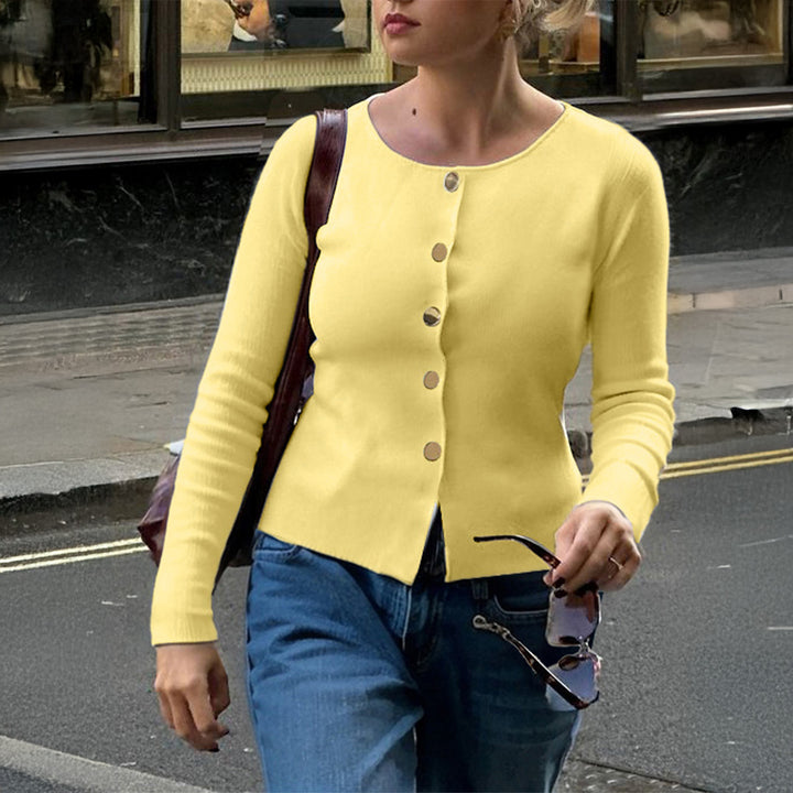Damen taillierter Feinstrick-Cardigan mit asymmetrischer Goldknopf-Leiste und Frontschlitz – Veloura