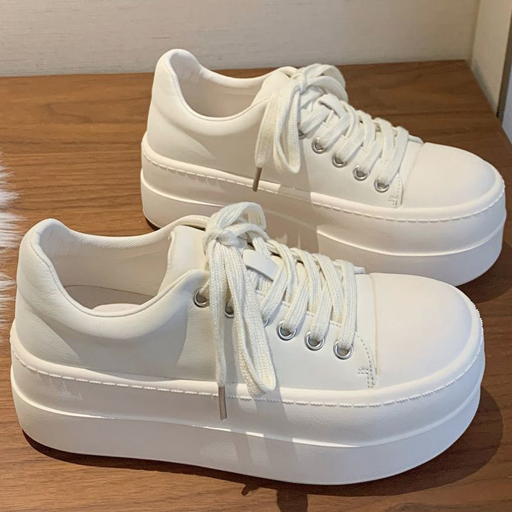 Damen Retro Plateausneaker mit zweifarbiger Lederoptik und extrahoher Gummiplattform – Névara
