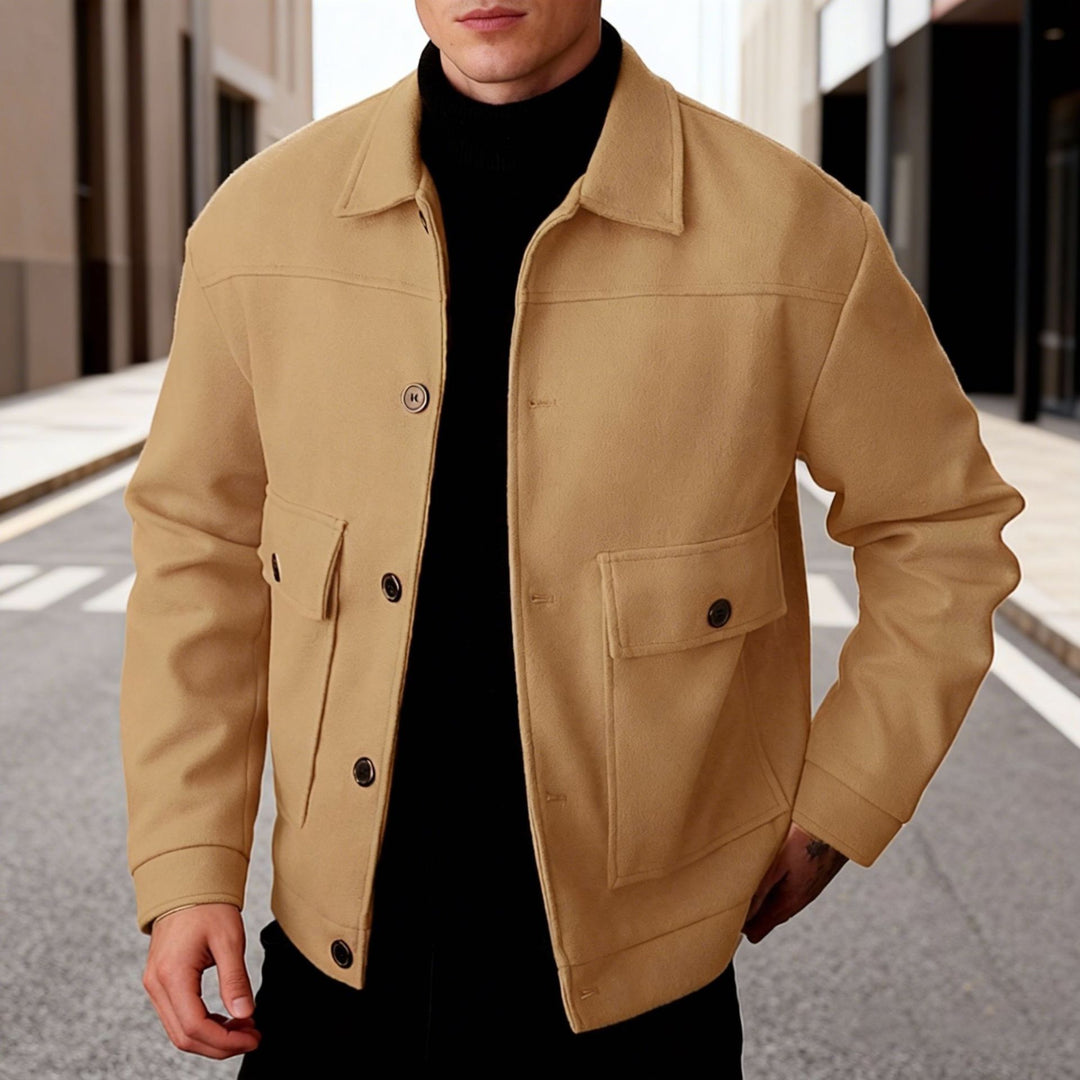 Herren nan kurze Woll-Feldjacke mit Hemdkragen aufgesetzten Pattentaschen und klarer Silhouette Echo Archiv