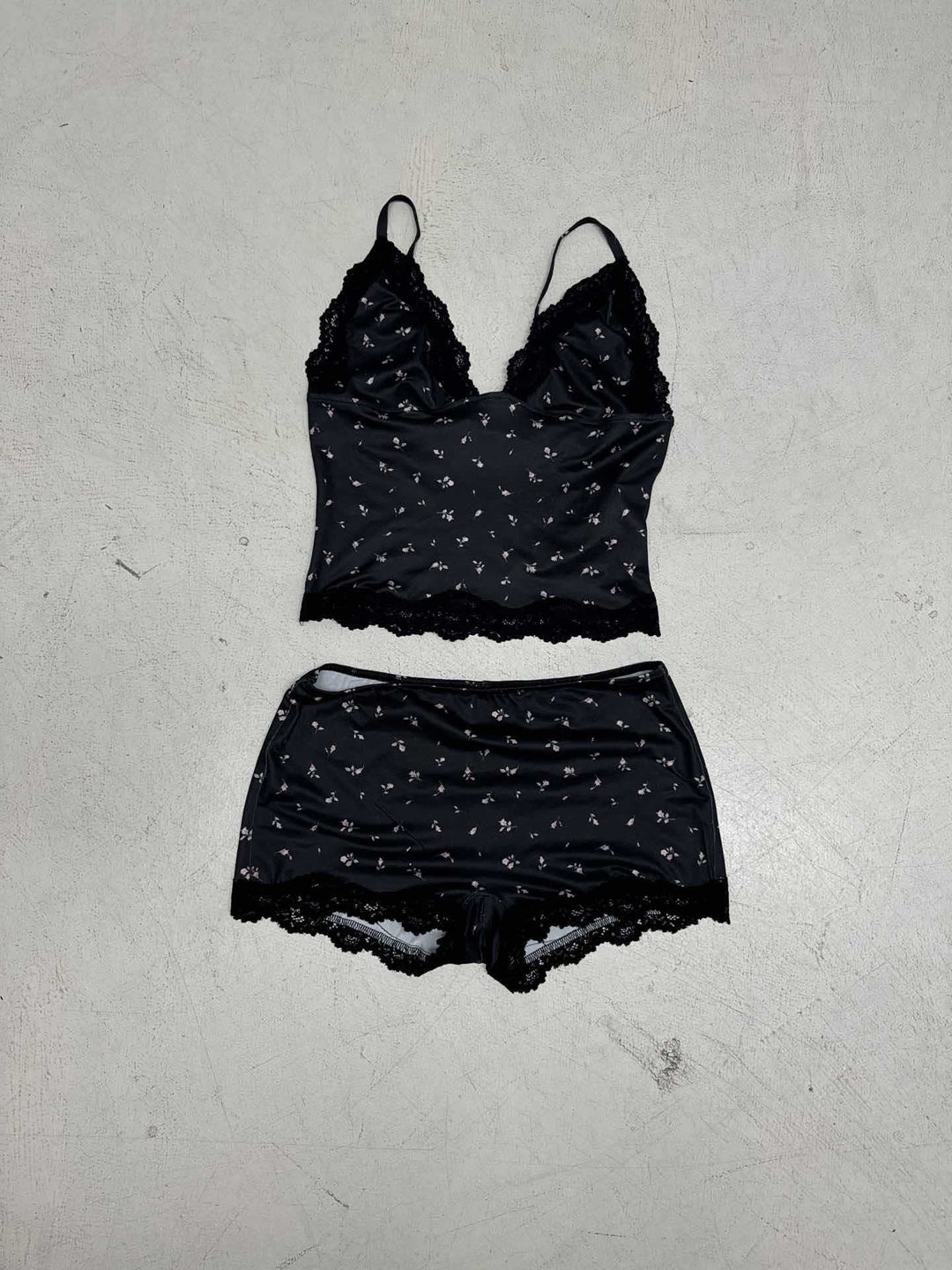 Damen Nachtwäsche-Set mit zarten Spitzenakzenten und verspieltem Blumenmuster Echo Archiv