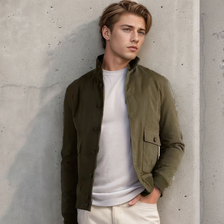 Herren elegante Wildlederjacke mit praktischen Taschen und hohem Kragen Echoarchiv