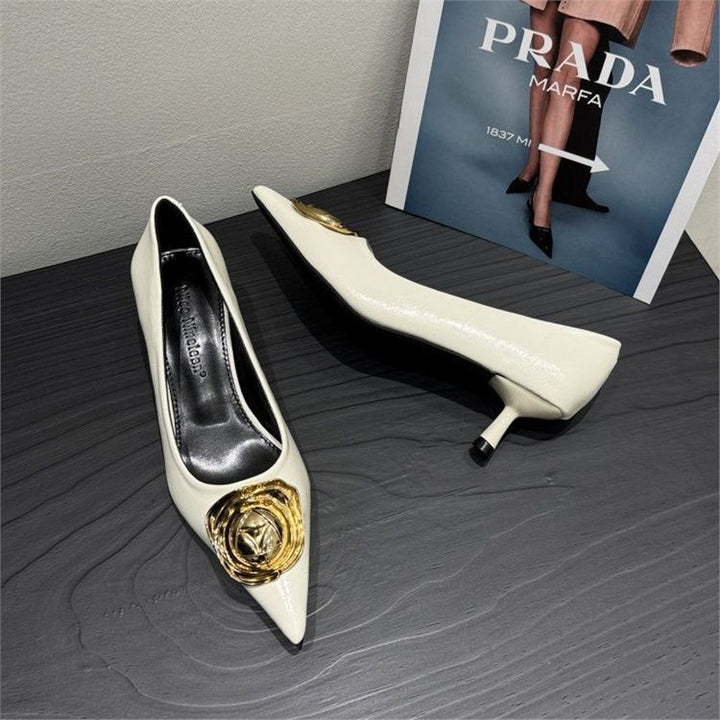 Damen Spitz zulaufende Pumps mit Metallic-Optik und Rosetten-Applikation – Lioré