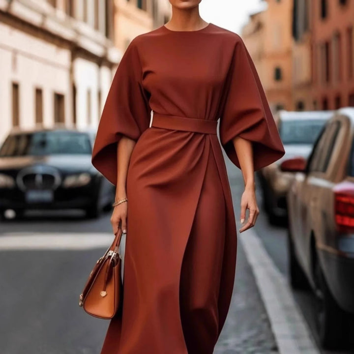 Damen nan minimalistisches Abendkleid mit überlangen weiten Ärmeln und taillenmodellierender Faltendrapierung Echo Archiv