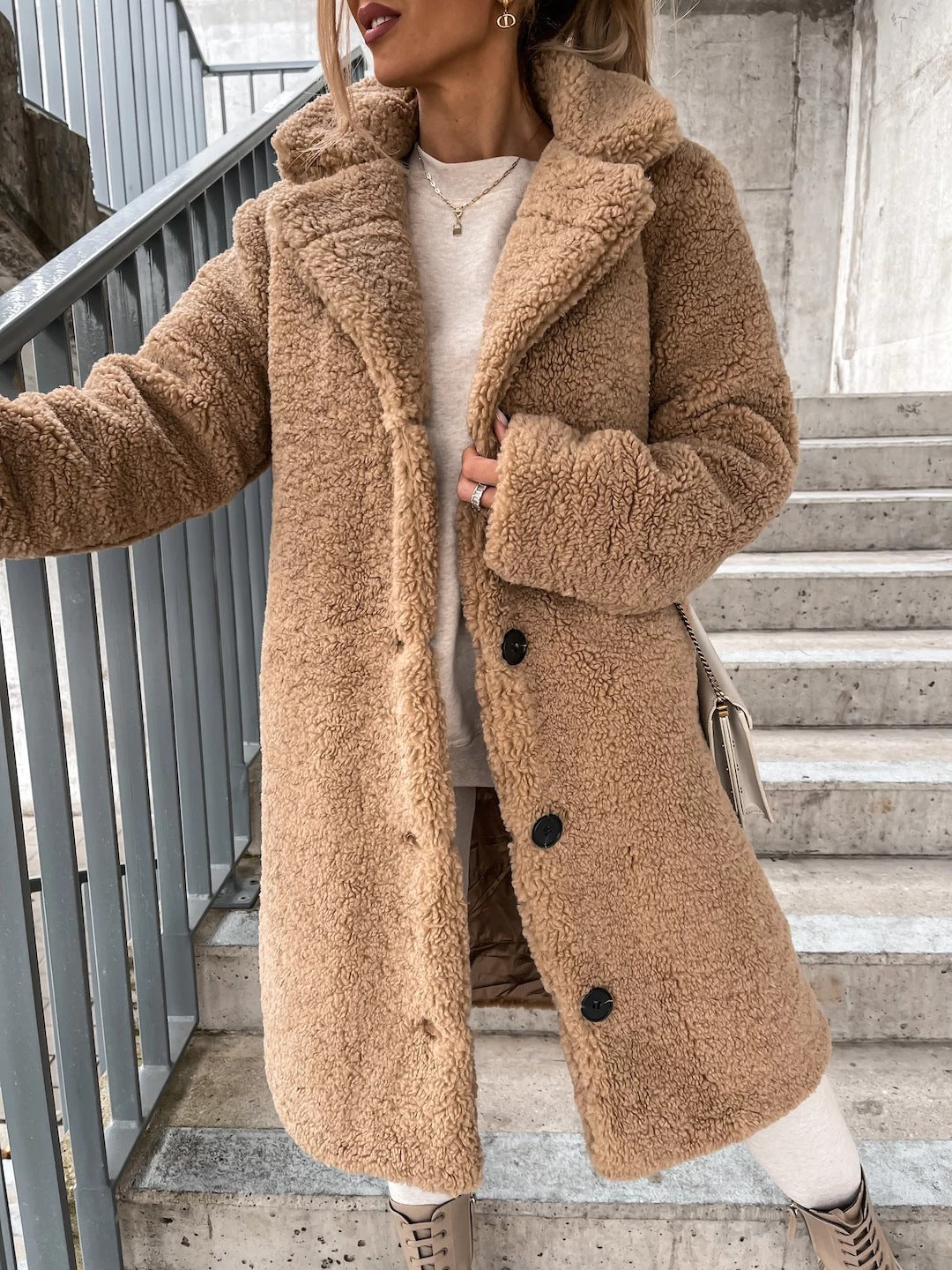 Damen Lange Teddy Faux-Shearling Knopf-Front Mantel mit Reverskragen – Montévia