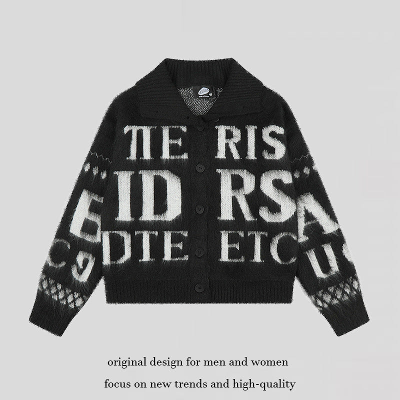 Damen Oversize Mohair-Strickjacke mit Knopfleiste, großem Reverskragen und typografischem Allover-Print Echoarchiv