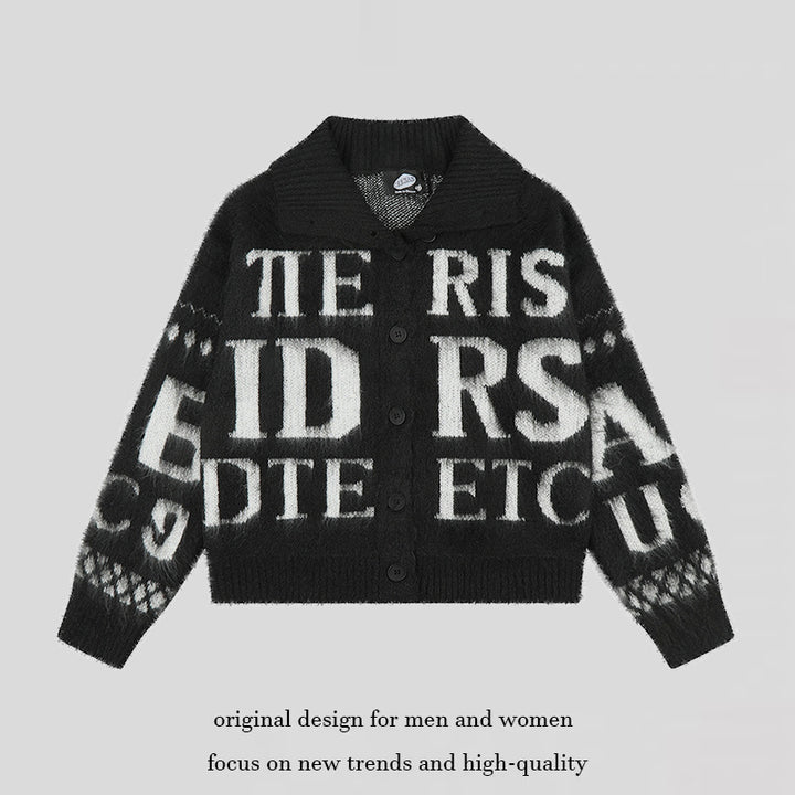 Damen Oversize Mohair-Strickjacke mit Knopfleiste, großem Reverskragen und typografischem Allover-Print Echoarchiv