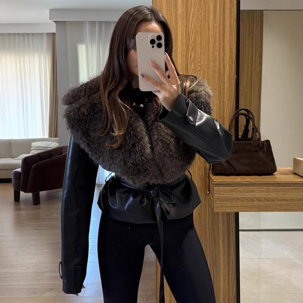 Damen Kurzjacke im Biker-Blouson-Stil aus Lederimitat mit voluminösem Kunstfell-Schalkragen und Taillengürtel Echoarchiv