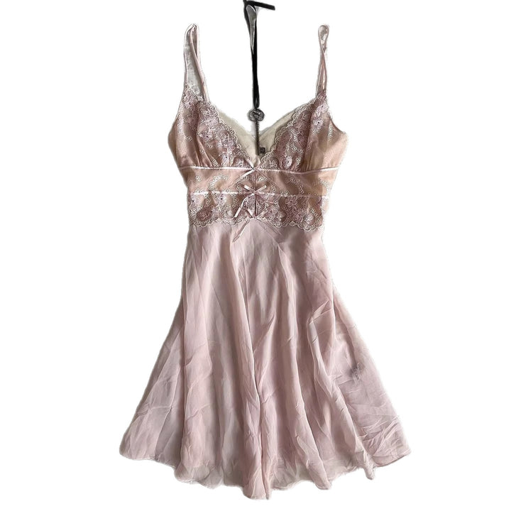 Damen Elegantes Nachthemd mit Spitzenverzierungen Echo Archiv
