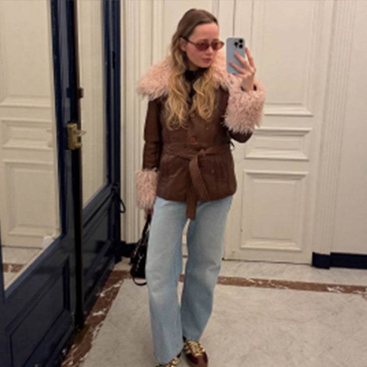 Damen Taillierte Lederimitatjacke mit Bindegürtel, opulentem abnehmbarem Faux-Fur-Schalkragen und Fellmanschetten Echoarchiv