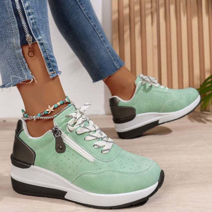 Damen sportive Plateau-Wedgesneaker mit seitlichem Zipper, perforiertem Nubuklook und dämpfender EVA-Sohle Echo Archiv