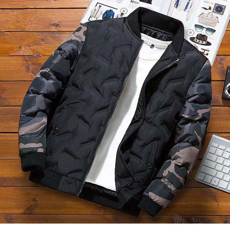 Herren Gepolsterte Bomberjacke im Camouflage‑Mix mit wattierter Steppfront und Rippbündchen – Brevano