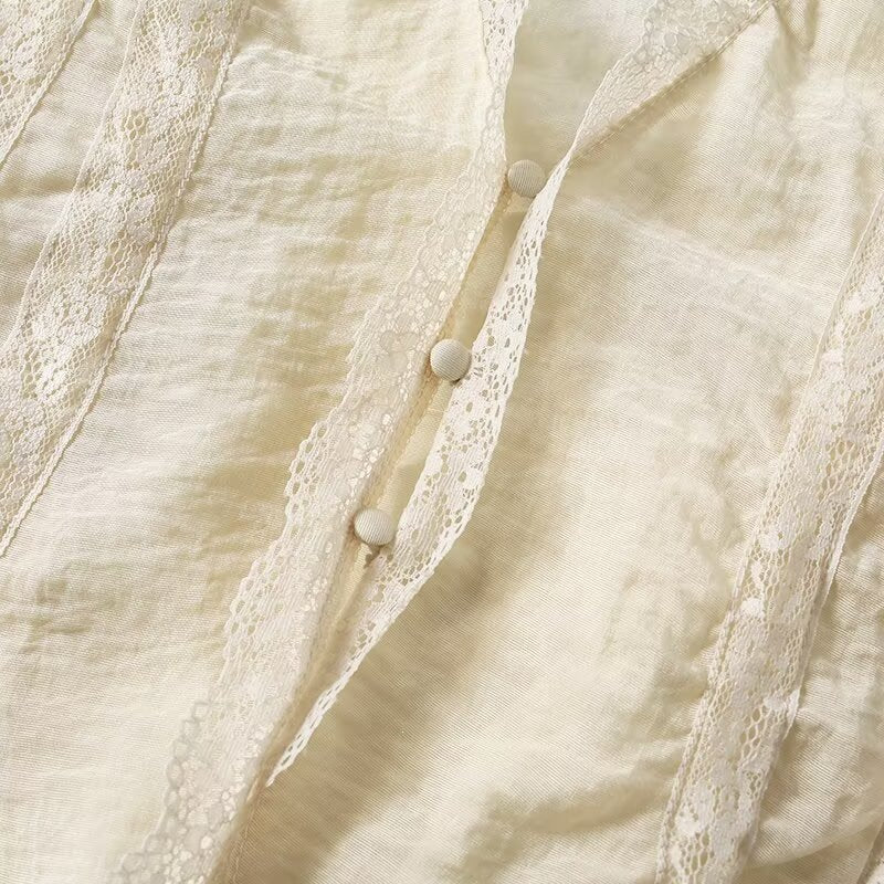 Damen-Spitzenoberteil mit eleganten Rüschendetails und Knopfverschlüssen Echo Archiv