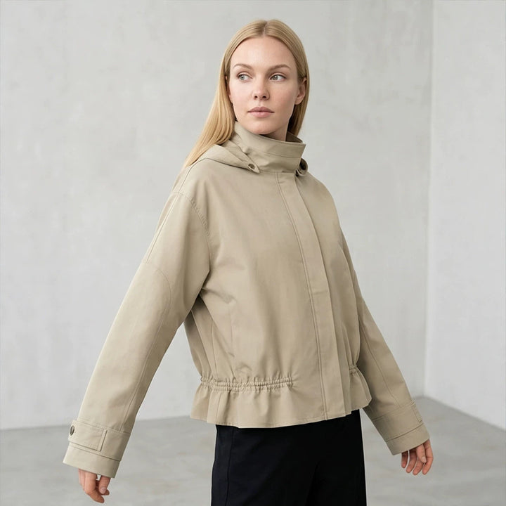 Damen Kurze vegane Lederjacke mit Kapuze, verdeckter Druckknopfleiste und Tunnelzugsaum Echoarchiv