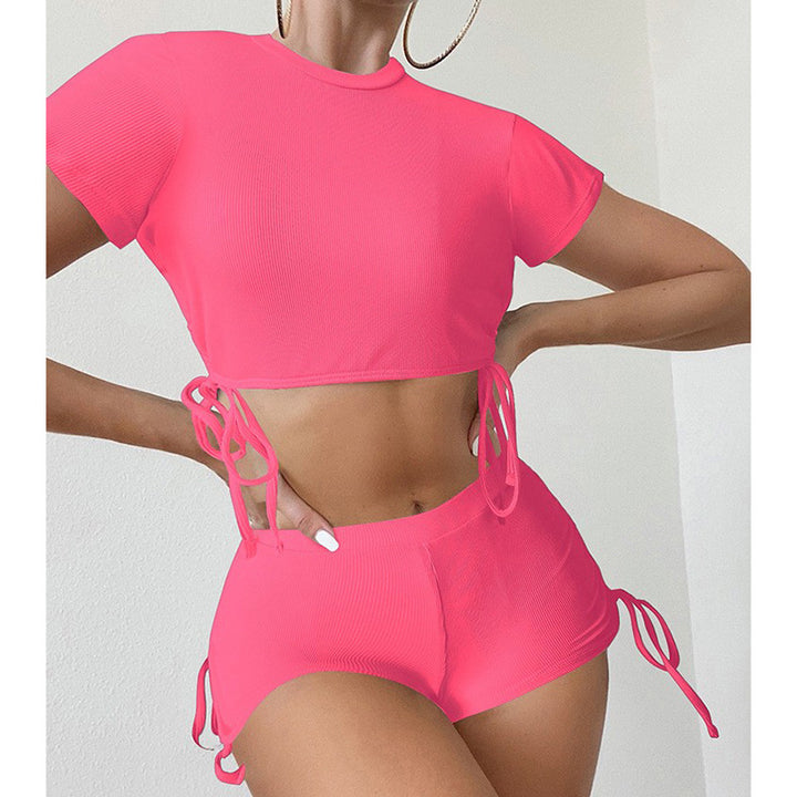 Damen sportliches Crop-Top mit verspielten Bindebändern und Shorts Echo Archiv