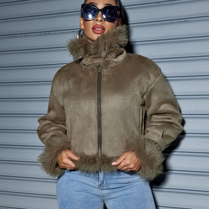 Damen Kurzjacke aus Wildlederoptik mit Fellbesatz, Kapuze & Reißverschluss – Célinea