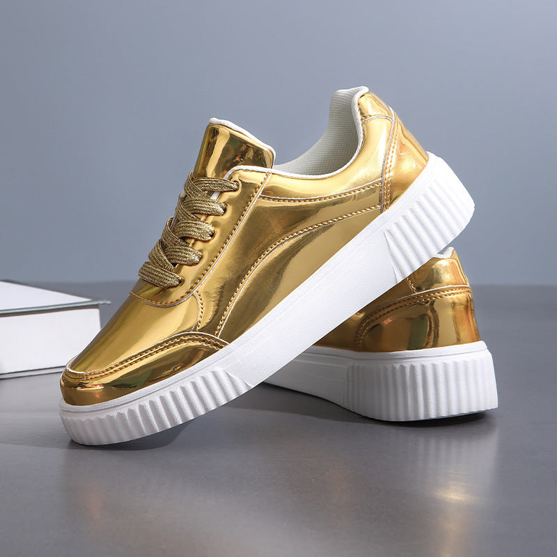 Damen nan niedrig geschnittener Sneaker mit spiegelnder Lackoberfläche, gepolstertem Schaft und erhöhter Laufsohle mit Rillenprofil Echo Archiv