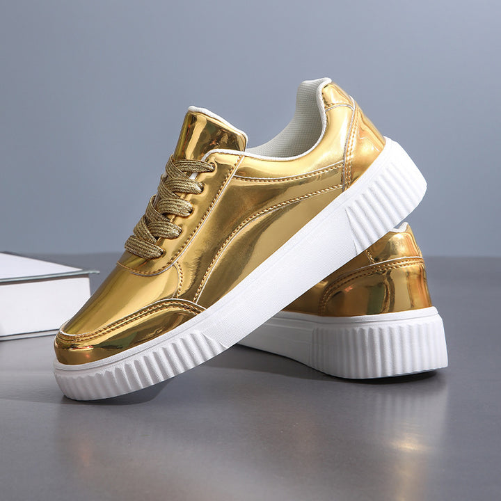 Damen nan niedrig geschnittener Sneaker mit spiegelnder Lackoberfläche, gepolstertem Schaft und erhöhter Laufsohle mit Rillenprofil Echo Archiv