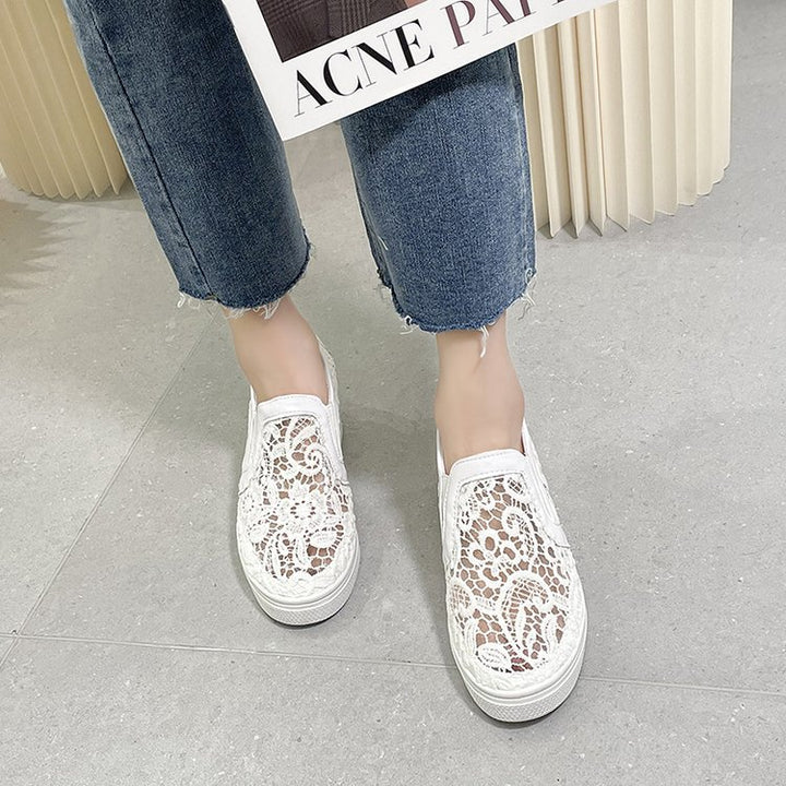 Damen Slip-On Keil-Sneaker mit Spitzen-Obermaterial – Névara