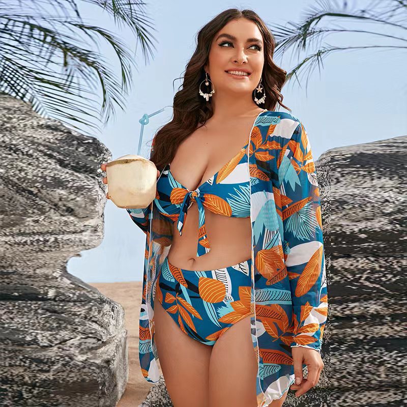 Damen Bikini-Set mit floralem Wickeloberteil und eleganter Strandjacke Echo Archiv