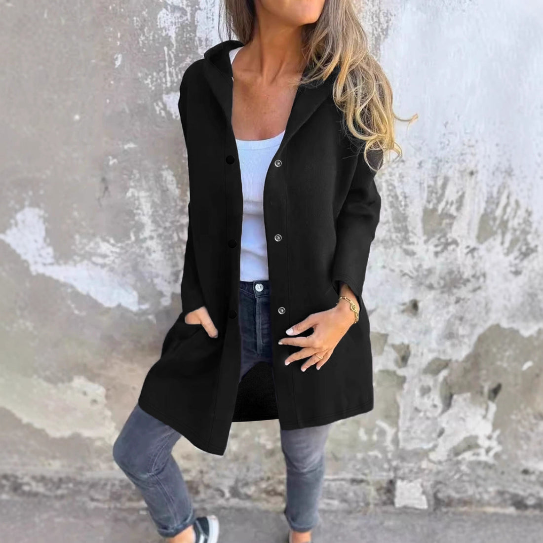 Damen Langer Kapuzenmantel aus weichem Sweat mit Druckknopfverschluss und seitlichen Eingrifftaschen – Célinea