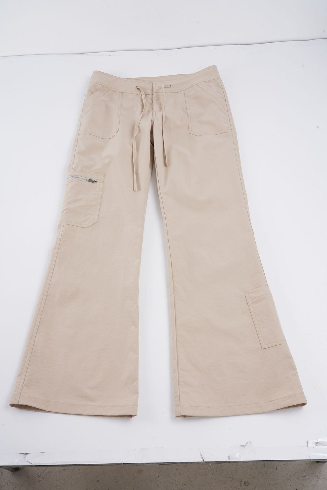 Damen Cargo-Hose mit weitem Schlag, Tunnelzugbund und Reißverschlusstasche – Avélisse