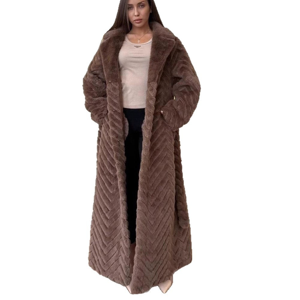 Damen Maxi-Kunstfellmantel mit Kapuze und Chevron-Steppung Echoarchiv