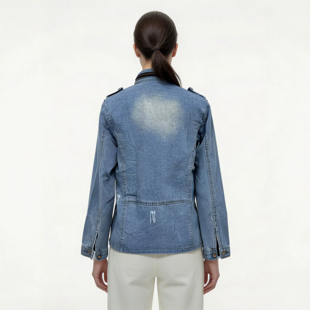 Damen nan taillierte Military-Denimjacke mit Stehkragen, aufgesetzten Pattentaschen und dezenten Used-Details Echo Archiv