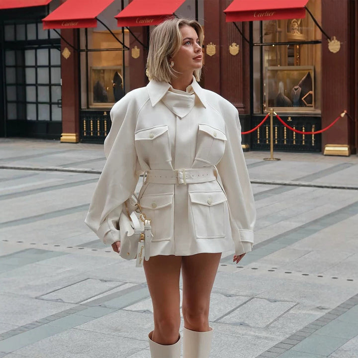 Damen Kurzblusenkleid mit Taillengürtel und aufgesetzten Pattentaschen Echoarchiv