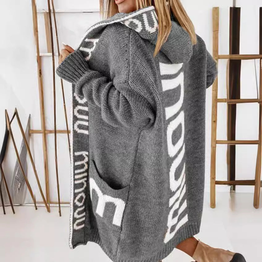 Damen Oversize Strickmantel mit Kapuze, Jacquard-Logo und Eingrifftaschen Drune