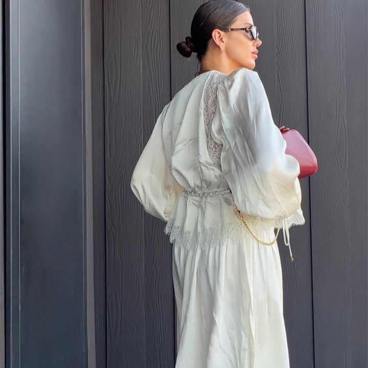 Damen Einteiliger Satin-Overall mit Spitzen‑Yoke, Puffärmeln und voluminöser Haremshose Echoarchiv