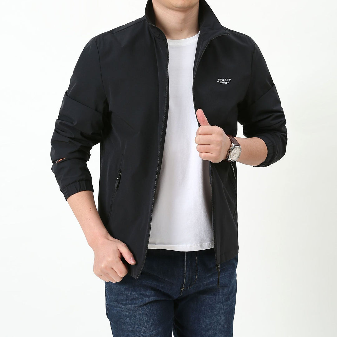 Herren leichte Zip-Übergangsjacke mit hohem Stehkragen und Reißverschlusstaschen Echoarchiv