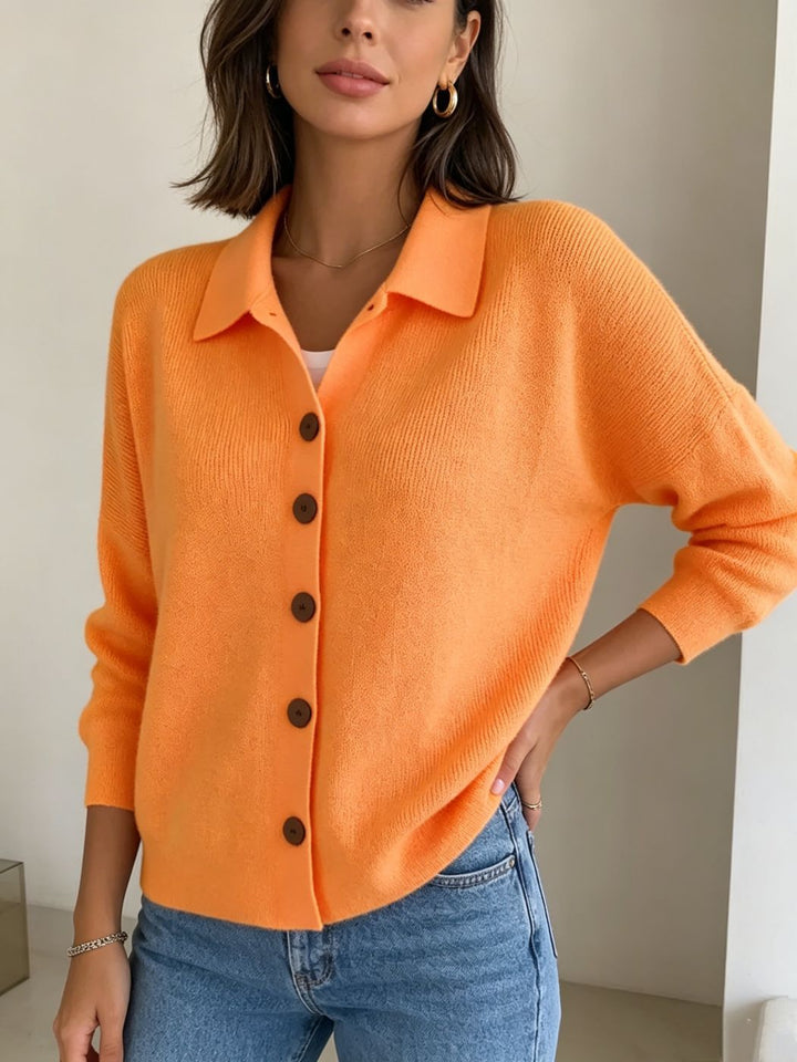 Damen Feinstrick-Cardigan mit Hemdkragen, entspannter Silhouette und Holzknöpfen – Veloura