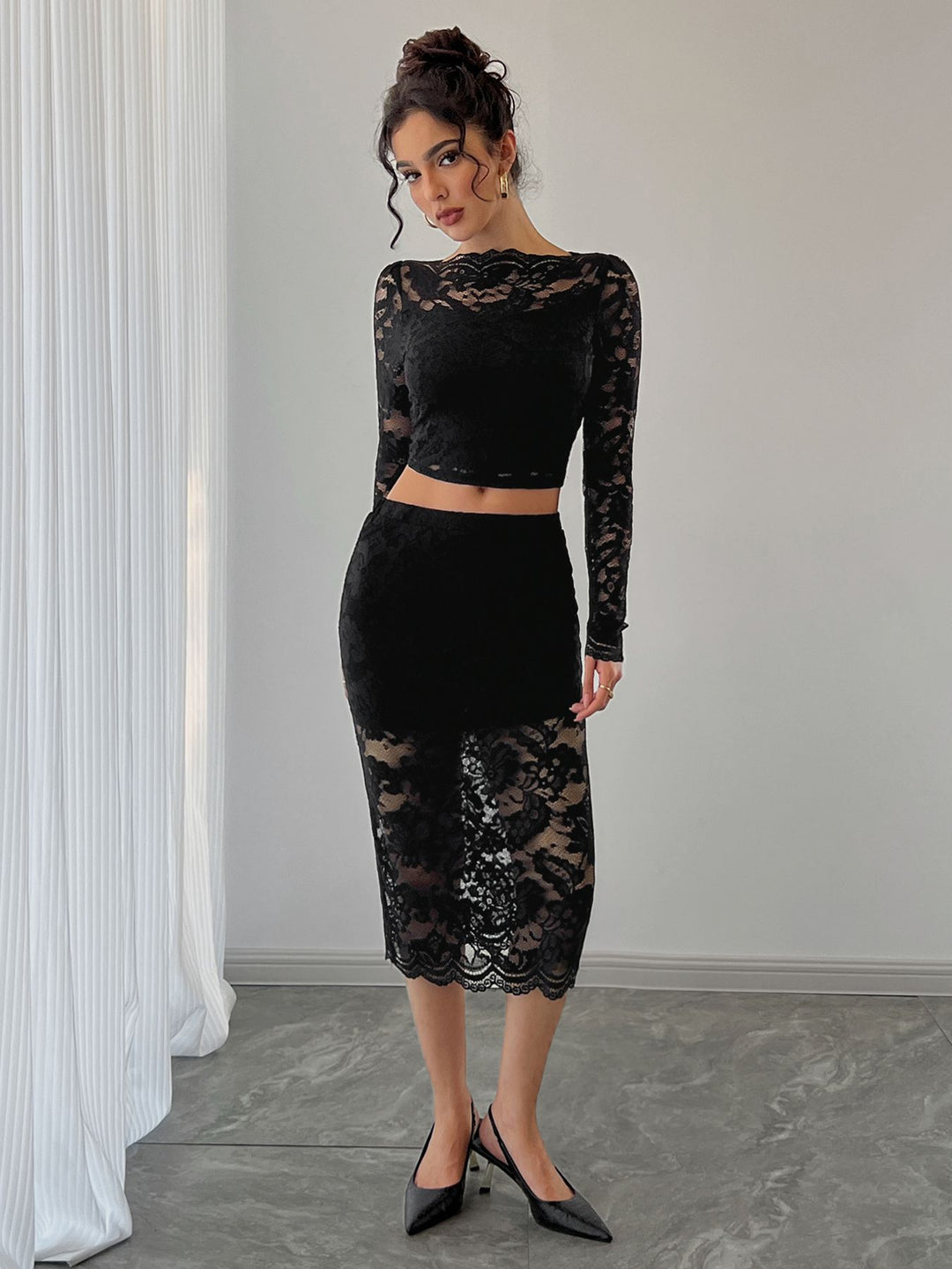Damen nan zweiteiliges Spitzenensemble mit bauchfreiem Langarmoberteil und tailliertem Midirock Echo Archiv
