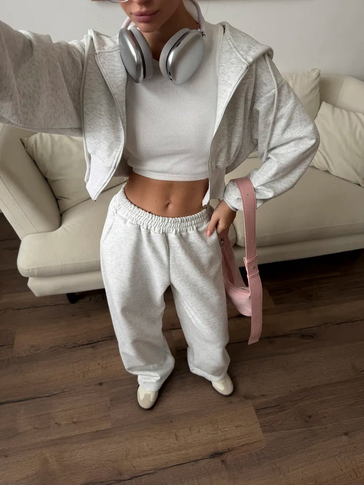 Damen gekürztes Reißverschluss-Hoodie mit Kapuze und hochgeschnittene Relax-Jogginghose mit elastischem Bund – Auréline