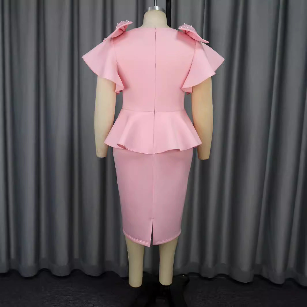 Damen elegantes Kleid mit voluminösen Rüschensäumen und charmanten Perlenakzenten Echo Archiv